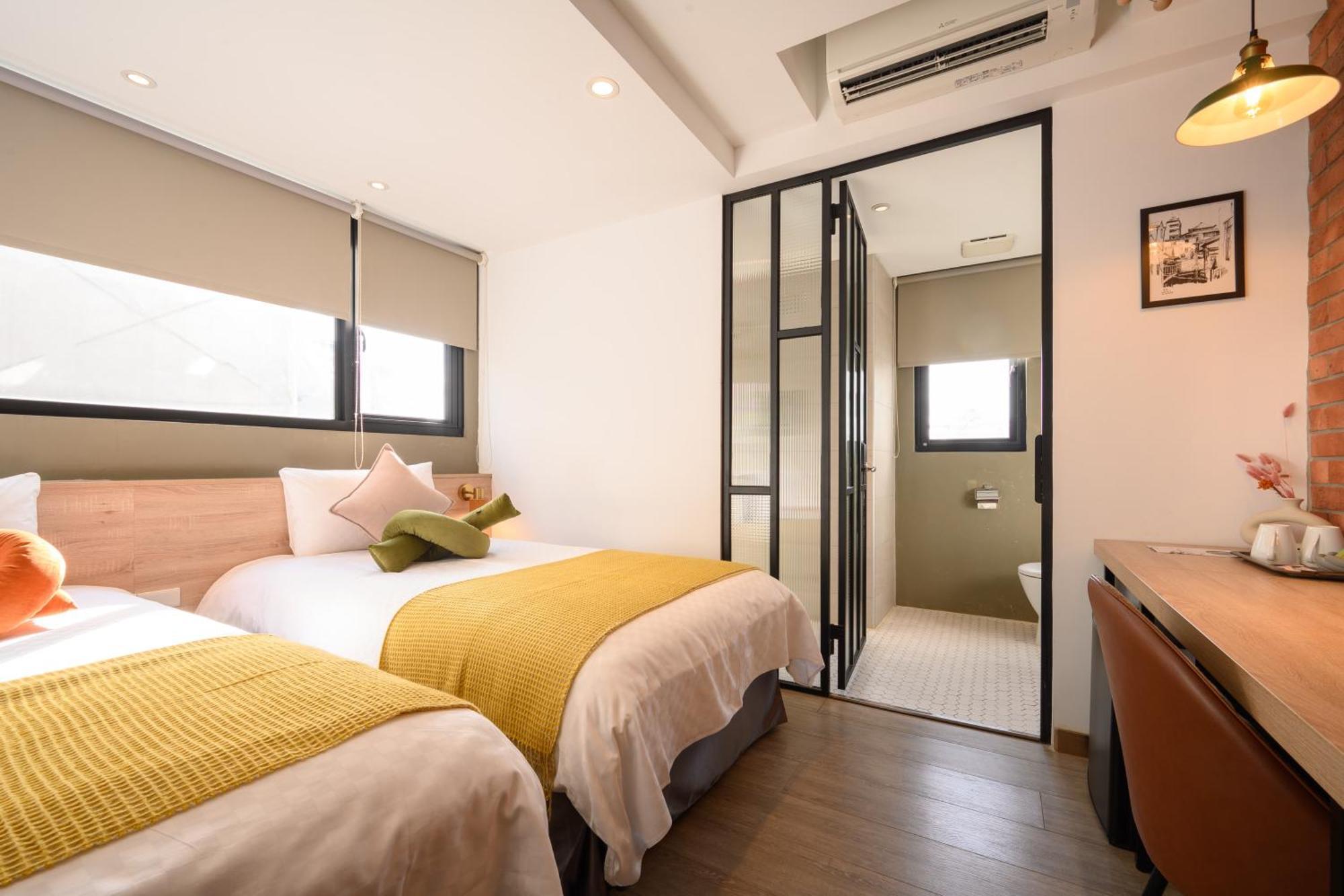 Hotel East Тайджун Екстериор снимка