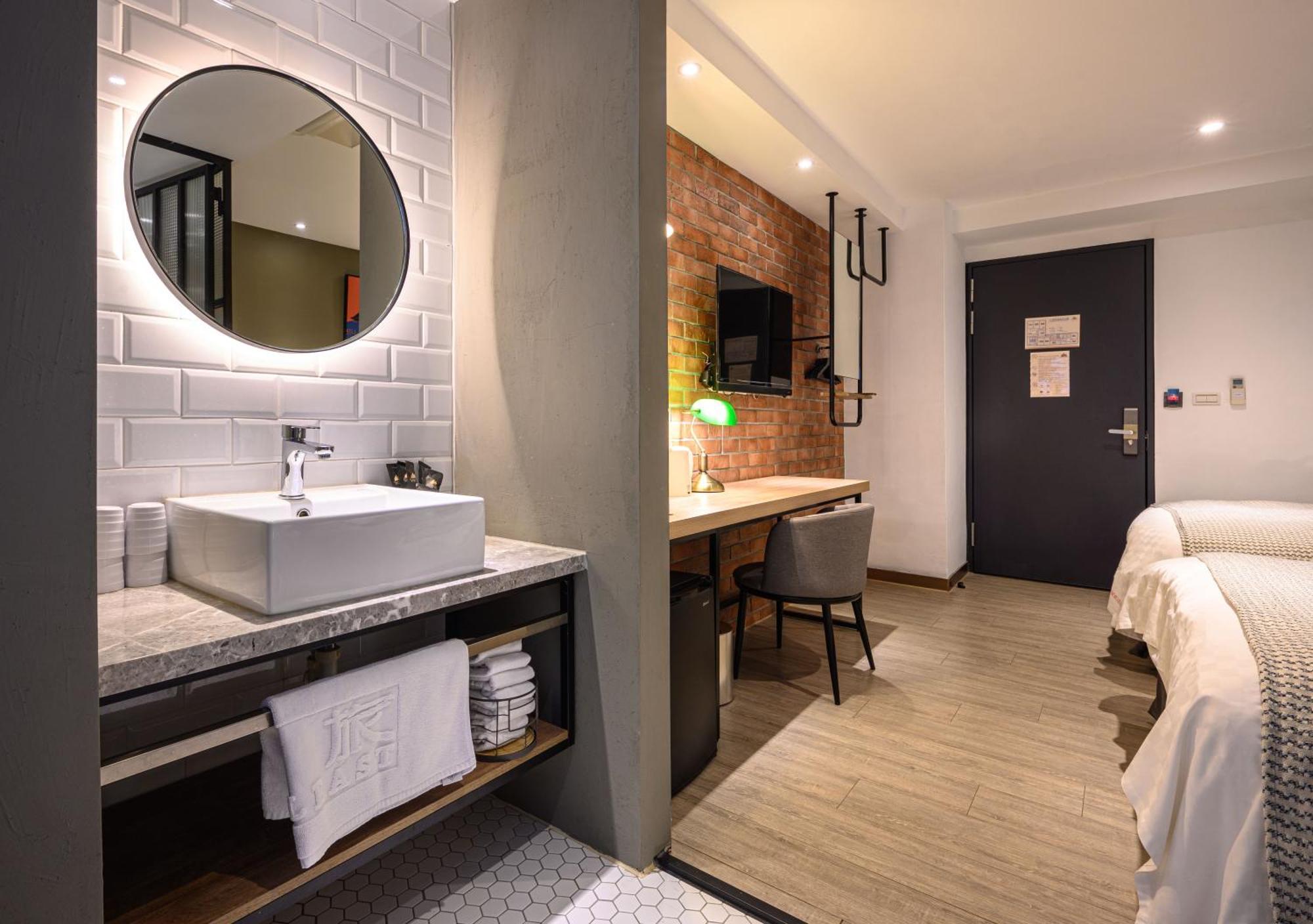 Hotel East Тайджун Екстериор снимка