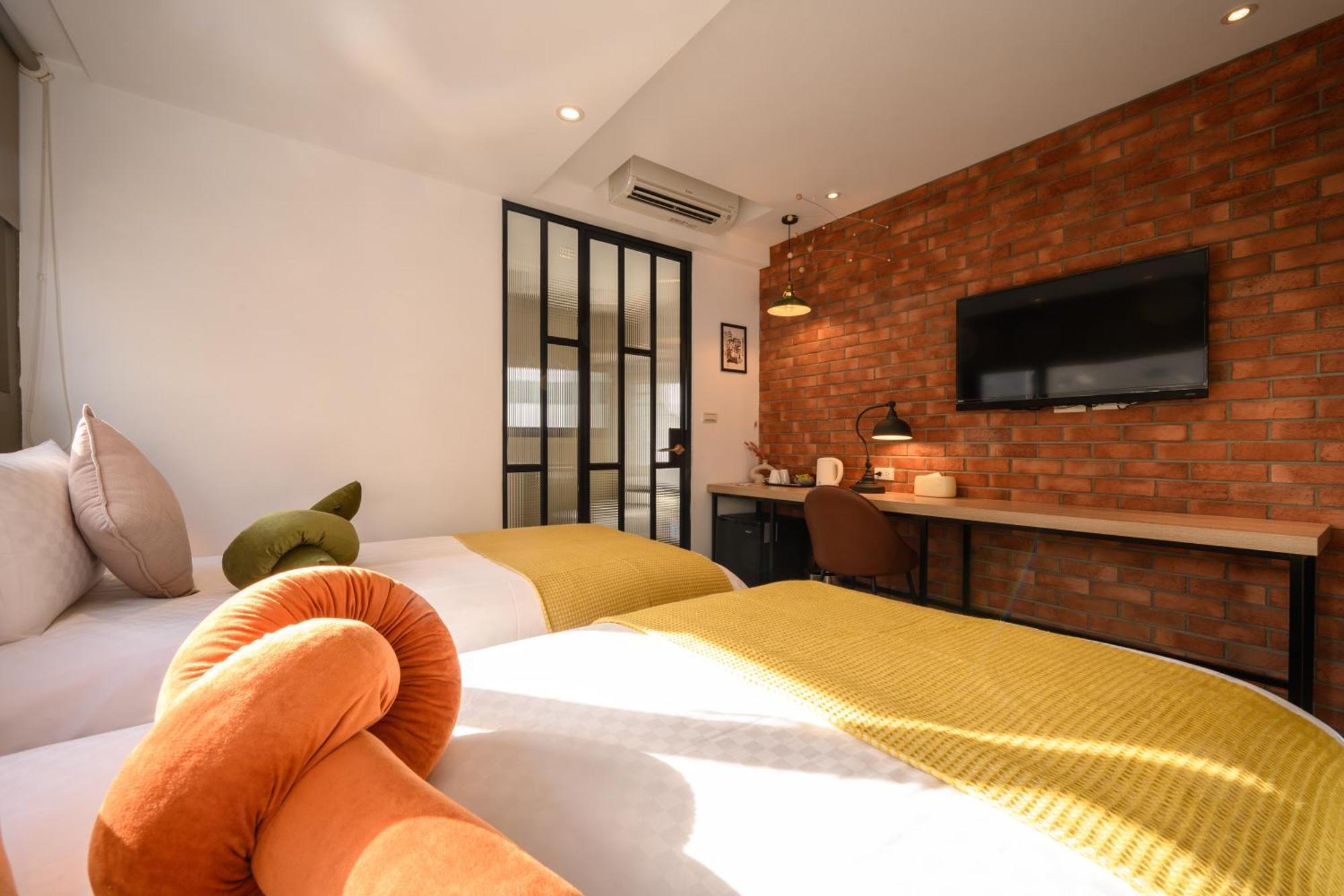 Hotel East Тайджун Екстериор снимка