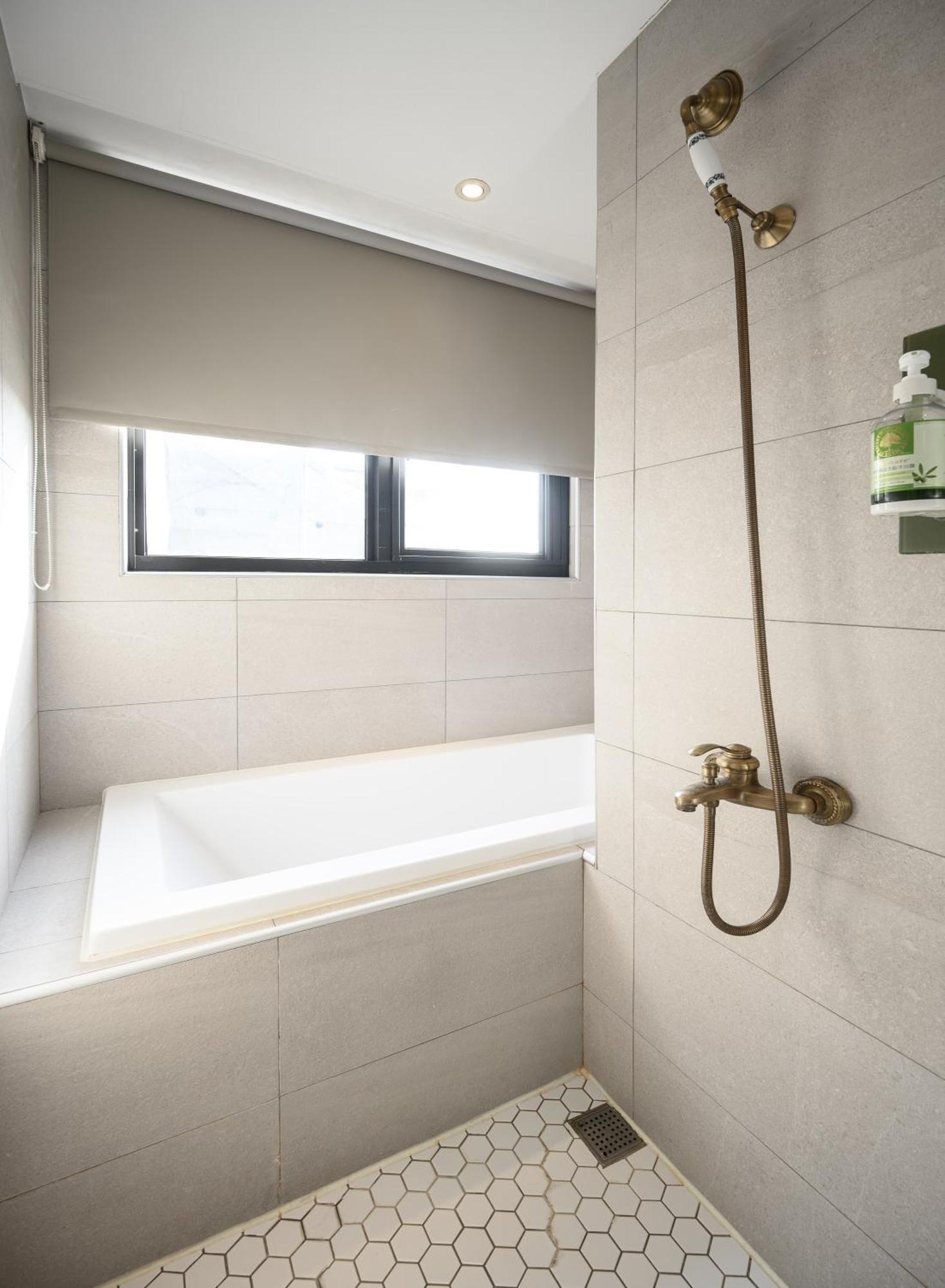 Hotel East Тайджун Екстериор снимка